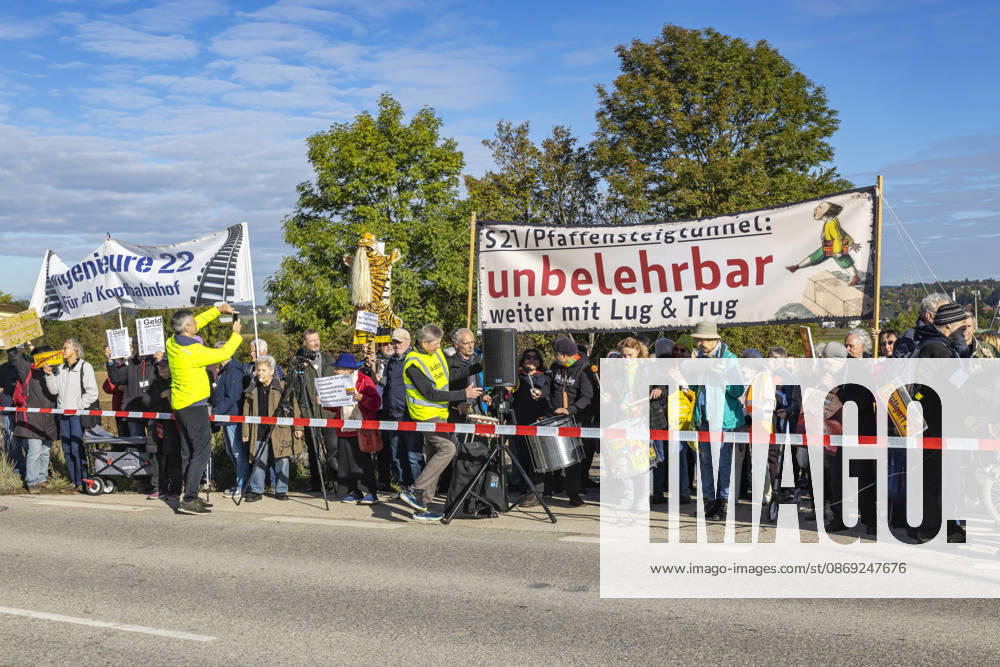 Opponents of the project are demonstrating at the construction site; construction begins on the Pfaffensteig Tunnel in Stuttgart. The 11-kilometer-long rail tunnel is part of the Stuttgart 21 project and, starting in 2033, will connect the Gäubahn line toward Zurich wit