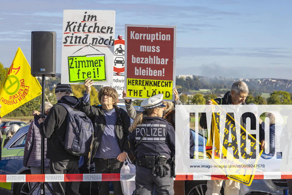 Opponents of the project are demonstrating at the construction site; construction begins on the Pfaffensteig Tunnel in Stuttgart. The 11-kilometer-long rail tunnel is part of the Stuttgart 21 project and, starting in 2033, will connect the Gäubahn line toward Zurich wit