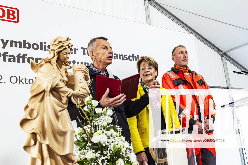 Construction Begins on the Pfaffensteig Tunnel in Stuttgart: Tunnel patron Andrea Klett Eininger with S21 chaplain Peter Maile and tunnel foreman Jens Straube. The 11-kilometer-long rail tunnel is part of the Stuttgart 21 pr
