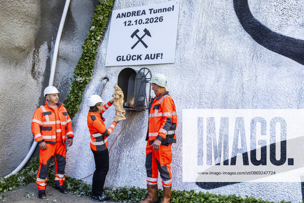 Groundbreaking for the Pfaffensteig Tunnel in Stuttgart: Tunnel patron Andrea Klett Eininger with a statue of Saint Barbara and miners Georgi Stankov and Jens Straube at the tunnel porta