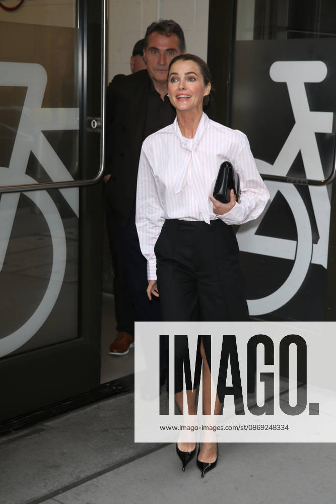 KERI RUSSELL and RUFUS SEWELL at ABC Studios in New York City for Ã¢â‚¬ËœGood Morning America. New York USA - ZUMAh16_ 20261012_zaf_h16_016