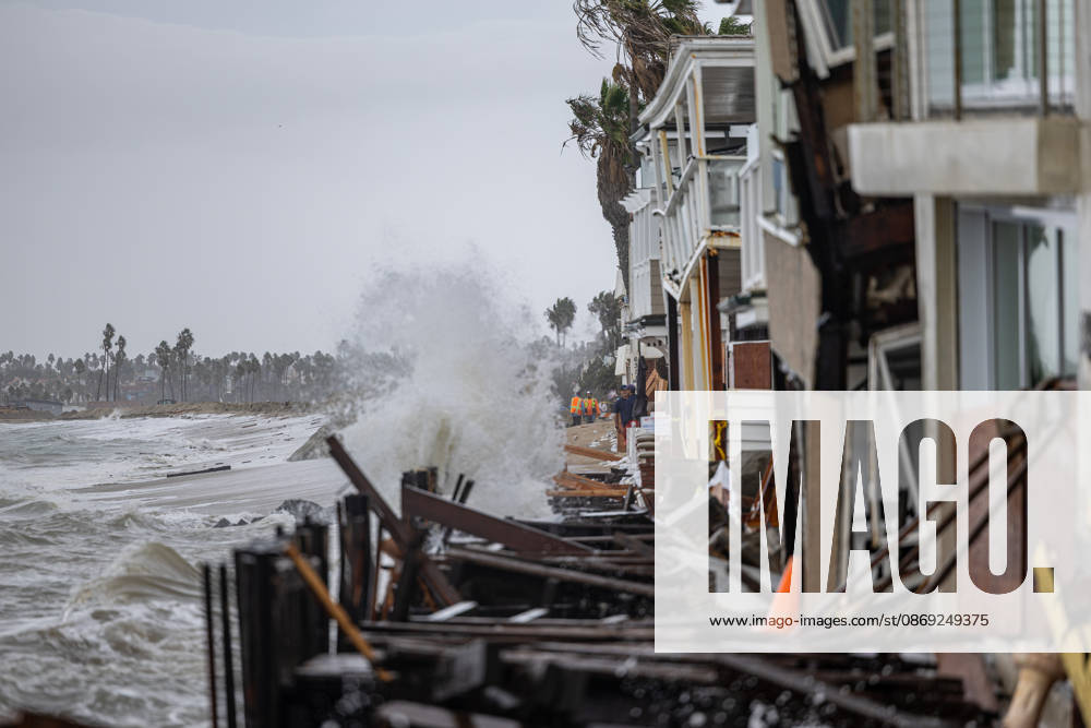Waves crash into the boardwalk along the Belmont Shore peninsula as remnants of Tropical Storm Rachel make their way through Southern California. Long Beach USA - ZUMAc316 20261011_znp_c316_005