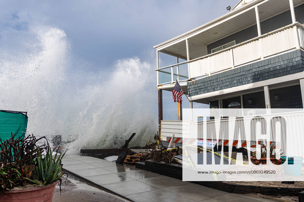 Waves crash into the boardwalk along the Belmont Shore peninsula as remnants of Tropical Storm Rachel make their way through Southern California. Long Beach USA - ZUMAc316 20261011_znp_c316_006