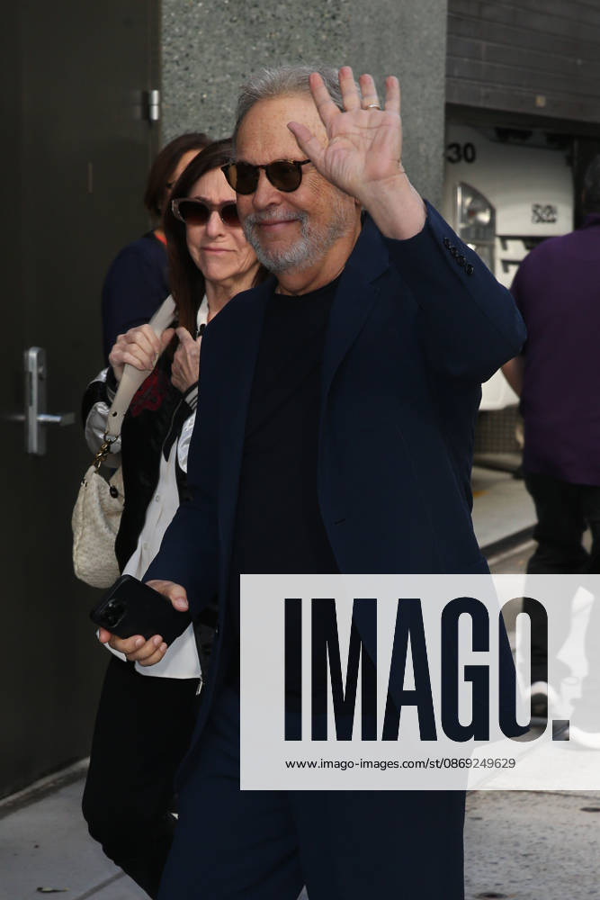 BILLY CRYSTAL at ABC Studios in New York City for Ã¢â‚¬ËœGood Morning America. New York USA - ZUMAh16_ 20261012_zaf_h16_059
