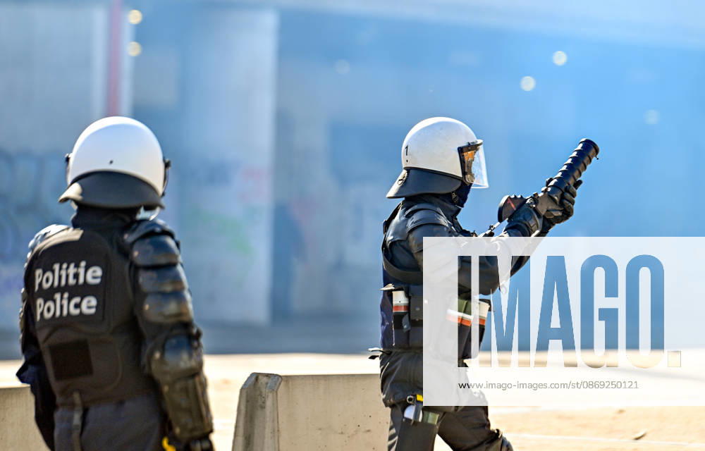 Clashes break out between police and protesters in Brussels BRUSSELS, BELGIUM - OCTOBER 12: Clashes break out between police and protesters during a demonstration organized as part of a public service strike against the Federal Government s budget measures in Brussels, Belgium on October 12, 2026. Dursun Aydemir Anadolu Brussels Belgium. Editorial use only. Please get in touch for any other usage.