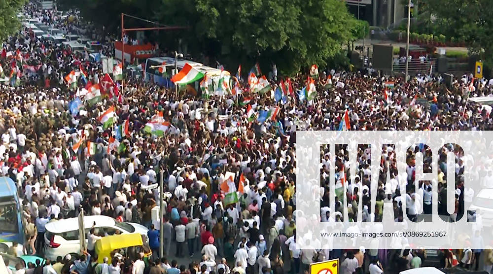 INDIA Bloc leaders protest over the SIR row New Delhi, Oct 12 (ANI): Protesters in large numbers gather during the INDIA bloc-led protest march to the Supreme Court over the Special Intensive Revision (SIR) row, in New Delhi on Monday. (ANI Video Grab) NEW DELHI Delhi India