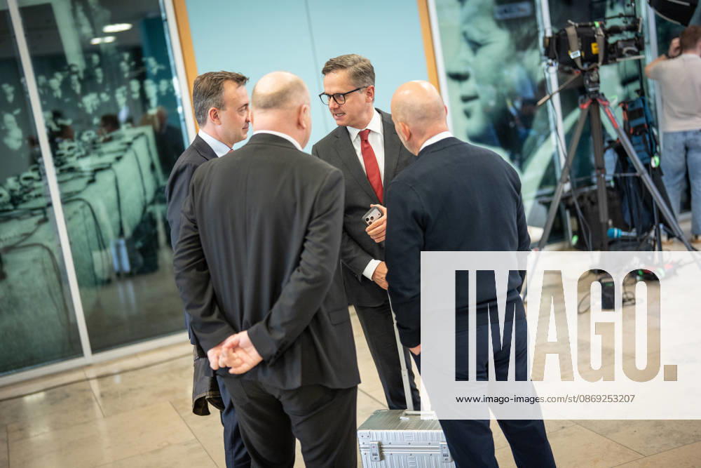 Federal Health Minister Karsten Linnemann speaking with journalists, with Paul Ziemiak, at the CDU Germany Executive Committee Retreat in Berlin, October 2026, Berlin, Berlin, Germany, Konrad Adenauer House
