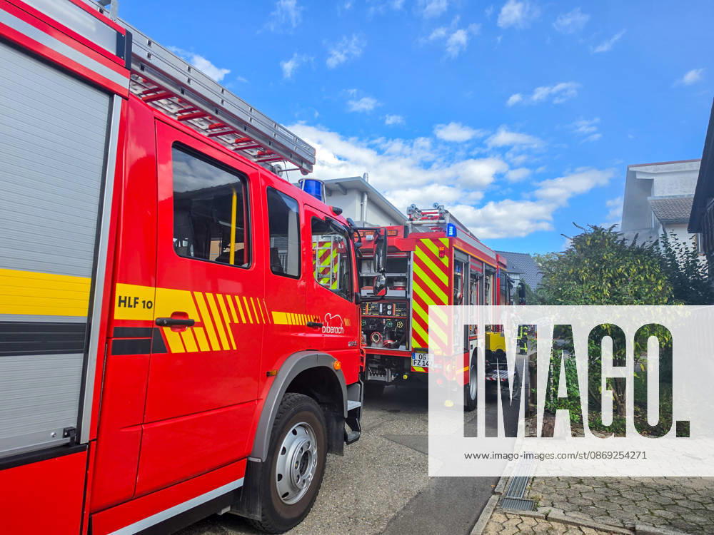 Hund kommt bei Wohnungsbrand in Zell am Harmersbach ums Leben: Wohnung von Zweifamilienhaus steht in Flammen - Bewohner können sich aus völlig verrauchtem Gebäude retten - Feuerwehr kann vermissten Hund jedoch nur noch leblos bergen - Brandursache noch Über Notruf wurde am Montagmittag der Brand eines Zweifamilienhauses in der Ritter-von-Buß-Straße in Zell am Harmersbach gemeldet. Gegen 11:20 Uhr wurde von Nachbarn eine Rauchentwicklung aus dem Dach des Gebäudes festgestellt. Beim Eintreffen der Einsatzkräfte der Feuerwehr und der Polizei waren keine Bewohner im Haus. Lediglich ein Hund befand sich zu diesem Zeitpunkt noch in einer Wohnung. Der Hund konnte kurze Zeit später aus dem verrauchten Gebäude geborgen werden, erlag aber