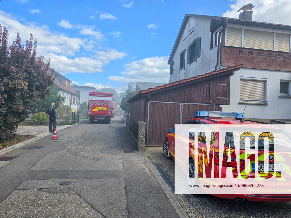 Hund kommt bei Wohnungsbrand in Zell am Harmersbach ums Leben: Wohnung von Zweifamilienhaus steht in Flammen - Bewohner können sich aus völlig verrauchtem Gebäude retten - Feuerwehr kann vermissten Hund jedoch nur noch leblos bergen - Brandursache noch Über Notruf wurde am Montagmittag der Brand eines Zweifamilienhauses in der Ritter-von-Buß-Straße in Zell am Harmersbach gemeldet. Gegen 11:20 Uhr wurde von Nachbarn eine Rauchentwicklung aus dem Dach des Gebäudes festgestellt. Beim Eintreffen der Einsatzkräfte der Feuerwehr und der Polizei waren keine Bewohner im Haus. Lediglich ein Hund befand sich zu diesem Zeitpunkt noch in einer Wohnung. Der Hund konnte kurze Zeit später aus dem verrauchten Gebäude geborgen werden, erlag aber