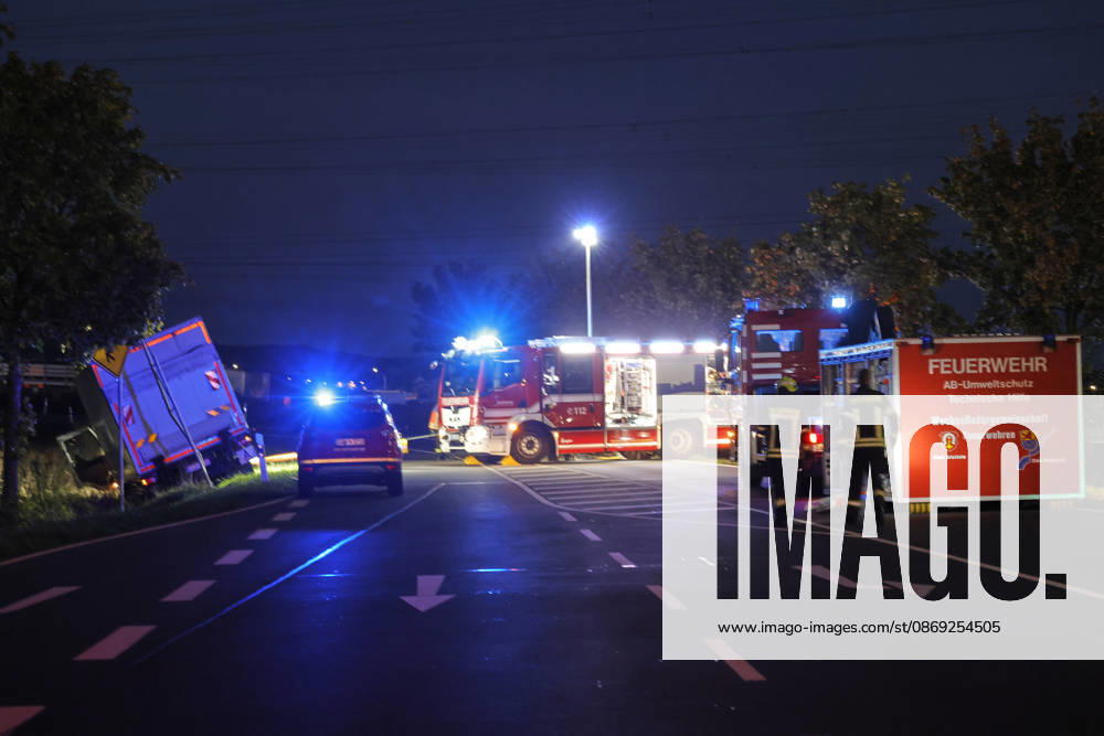 B426 Closed Following a Truck Accident Between Pfungstadt and Pfungstadt-Eschollbrücken. The Pfungstadt and Griesheim fire departments are securing the truck, which veered off the road and into a ditch, until a recovery crane arrives. Pfungstadt, Hesse, Germany