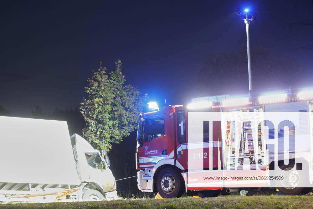 B426 Closed Following a Truck Accident Between Pfungstadt and Pfungstadt-Eschollbrücken. The Pfungstadt and Griesheim fire departments are securing the truck, which veered off the road and into a ditch, until a recovery crane arrives. Pfungstadt, Hesse, Germany
