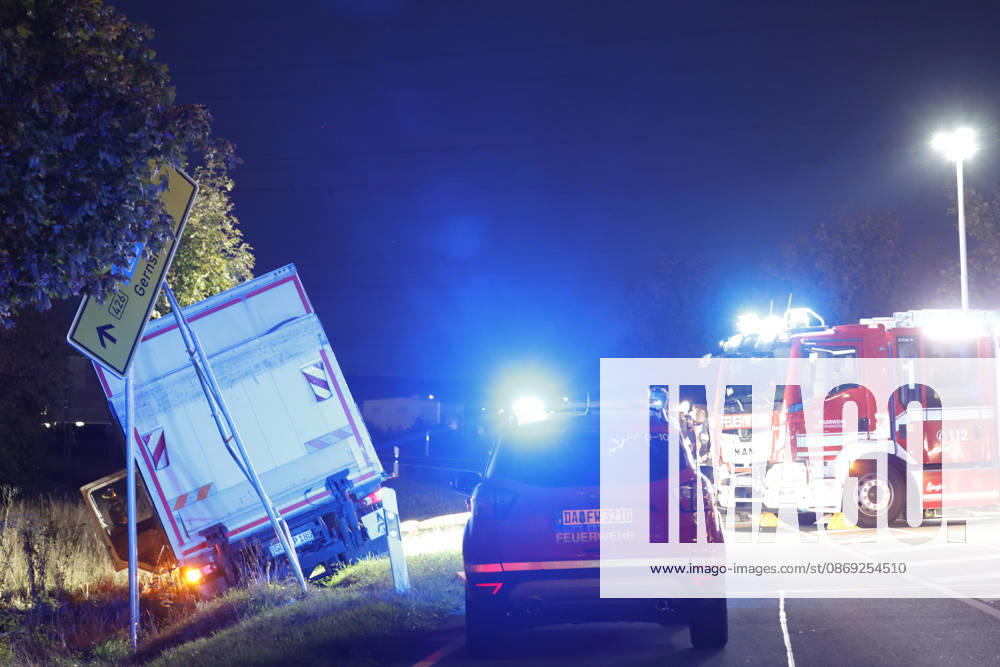 B426 Closed Following a Truck Accident Between Pfungstadt and Pfungstadt-Eschollbrücken. The Pfungstadt and Griesheim fire departments are securing the truck, which veered off the road and into a ditch, until a recovery crane arrives. Pfungstadt, Hesse, Germany