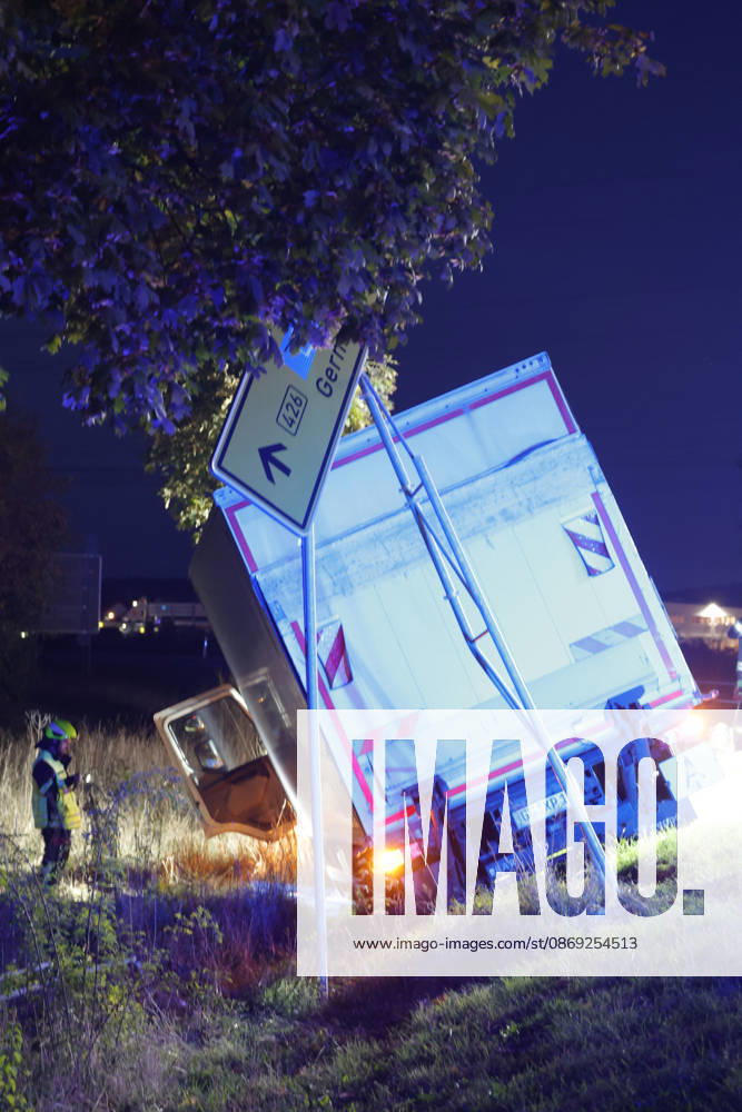 B426 Closed Following a Truck Accident Between Pfungstadt and Pfungstadt-Eschollbrücken. The Pfungstadt and Griesheim fire departments are securing the truck, which veered off the road and into a ditch, until a recovery crane arrives. Pfungstadt, Hesse, Germany