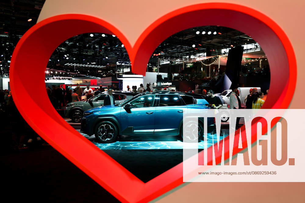 (261012) -- PARIS, Oct. 12, 2026 -- People visit the Paris Motor Show in Paris, France, Oct. 12, 2026. The 2026 Paris Motor Show kicked off here on Monday. ) FRANCE-PARIS-MOTOR SHOW 2026 WuxHuiwo