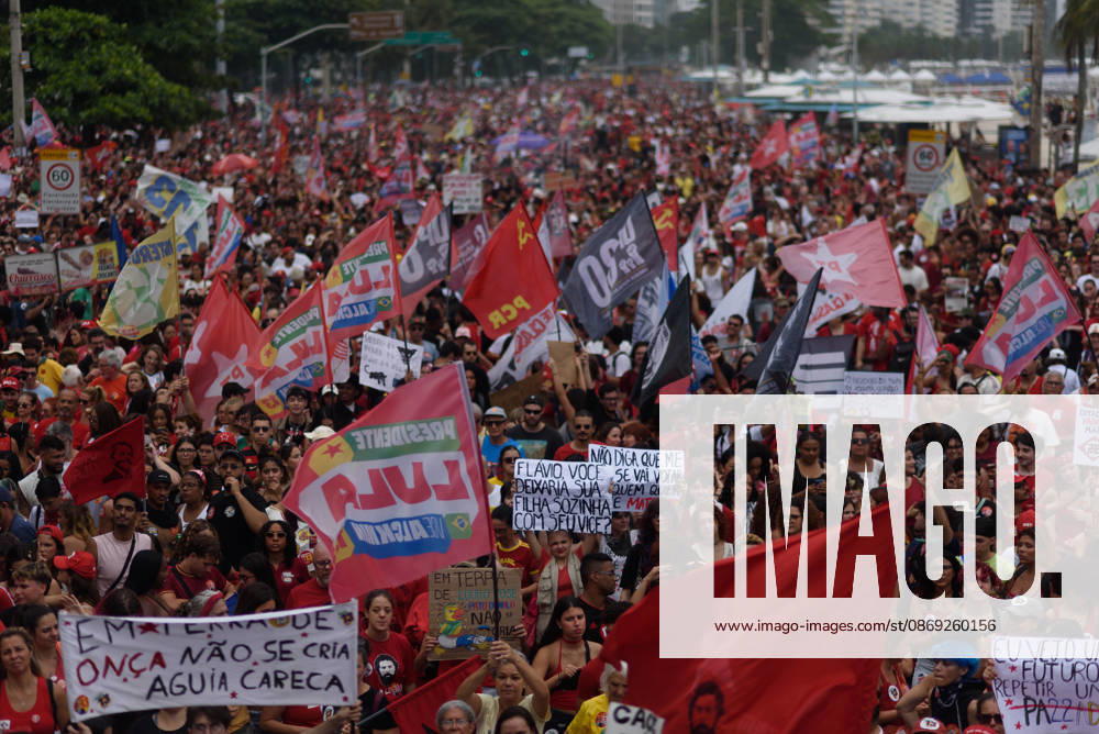 Supporters of Brazil s President Lula rally along Copacabana Beach RIO DE JANEIRO, BRAZIL - OCTOBER 12: Supporters of Brazilian President Luiz Inacio Lula da Silva gather along Avenida Atlantica at Copacabana Beach in Rio de Janeiro, Brazil, on October 12, 2026. The mass rally formed part of the Workers Party (PT) mobilization ahead of the high-stakes presidential runoff against Liberal Party (PL) candidate Senator Flavio Bolsonaro. Fabio Teixeira Anadolu Rio de Janeiro Brazil. Editorial use only. Please get in touch for any other usage.