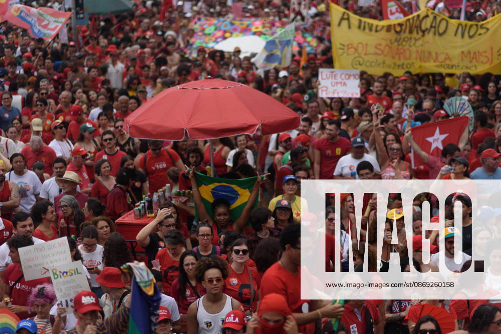 Supporters of Brazil s President Lula rally along Copacabana Beach RIO DE JANEIRO, BRAZIL - OCTOBER 12: Supporters of Brazilian President Luiz Inacio Lula da Silva gather along Avenida Atlantica at Copacabana Beach in Rio de Janeiro, Brazil, on October 12, 2026. The mass rally formed part of the Workers Party (PT) mobilization ahead of the high-stakes presidential runoff against Liberal Party (PL) candidate Senator Flavio Bolsonaro. Fabio Teixeira Anadolu Rio de Janeiro Brazil. Editorial use only. Please get in touch for any other usage.