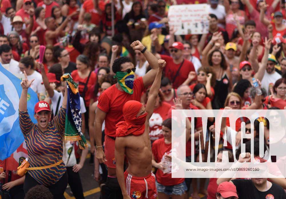 Supporters of Brazil s President Lula rally along Copacabana Beach RIO DE JANEIRO, BRAZIL - OCTOBER 12: Supporters of Brazilian President Luiz Inacio Lula da Silva gather along Avenida Atlantica at Copacabana Beach in Rio de Janeiro, Brazil, on October 12, 2026. The mass rally formed part of the Workers Party (PT) mobilization ahead of the high-stakes presidential runoff against Liberal Party (PL) candidate Senator Flavio Bolsonaro. Fabio Teixeira Anadolu Rio de Janeiro Brazil. Editorial use only. Please get in touch for any other usage.