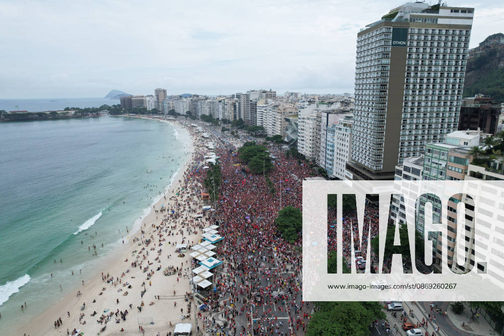 Supporters of Brazil s President Lula rally along Copacabana Beach RIO DE JANEIRO, BRAZIL - OCTOBER 12: Supporters of Brazilian President Luiz Inacio Lula da Silva gather along Avenida Atlantica at Copacabana Beach in Rio de Janeiro, Brazil, on October 12, 2026. The mass rally formed part of the Workers Party (PT) mobilization ahead of the high-stakes presidential runoff against Liberal Party (PL) candidate Senator Flavio Bolsonaro. Fabio Teixeira Anadolu Rio de Janeiro Brazil. Editorial use only. Please get in touch for any other usage.