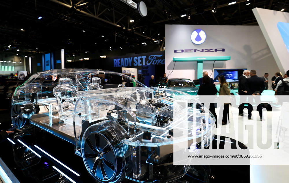 (261013) -- BEIJING, Oct. 13, 2026 -- People visit the booth of Denza at the Paris Motor Show in Paris, France, Oct. 12, 2026. The 2026 Paris Motor Show kicked off here on Monday. ) XINHUA PHOTOS OF THE DAY WuxHuiwo