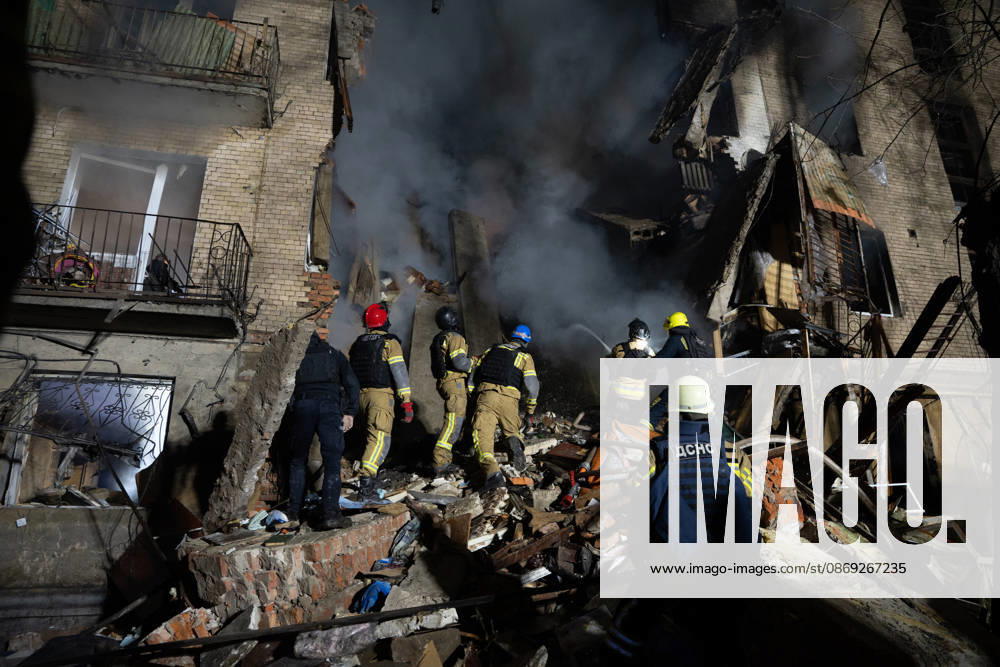 Local rescue workers and volunteers clear rubble following a Russian Missile attack on a residential area that killed multiple people in Kharkiv, Ukraine. Emergency crews search through the heavily damaged building and collapsed sections of the building for survivors and the remains of those killed in the attack. Kharkiv Ukraine - ZUMAm350 20261012_zip_m350_013