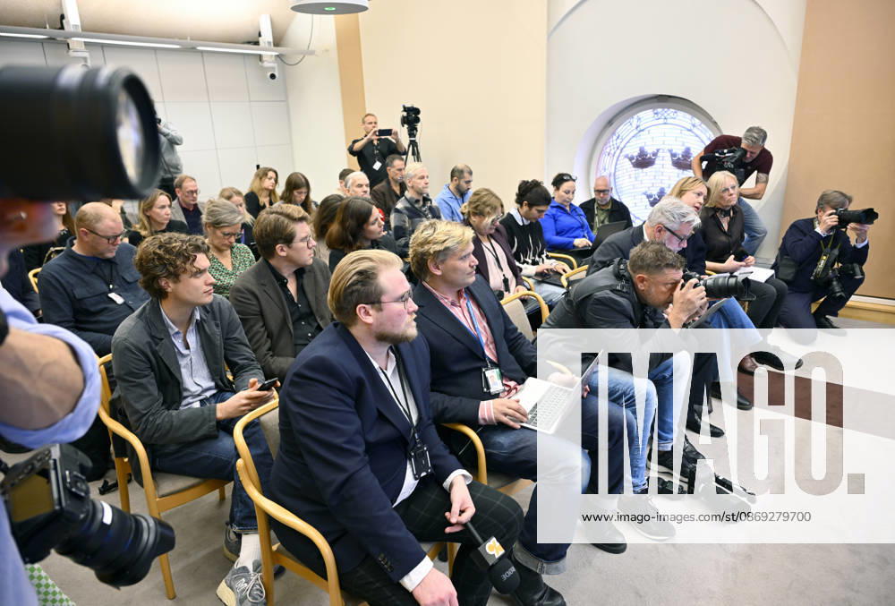 STOCKHOLM, SWEDEN 20261013 The media gathered as Social Democratic Party leader Magdalena Andersson held a press conference following her meeting with the Speaker of the Riksdag regarding her exploratory mandate STOCKHOLM, SWEDEN