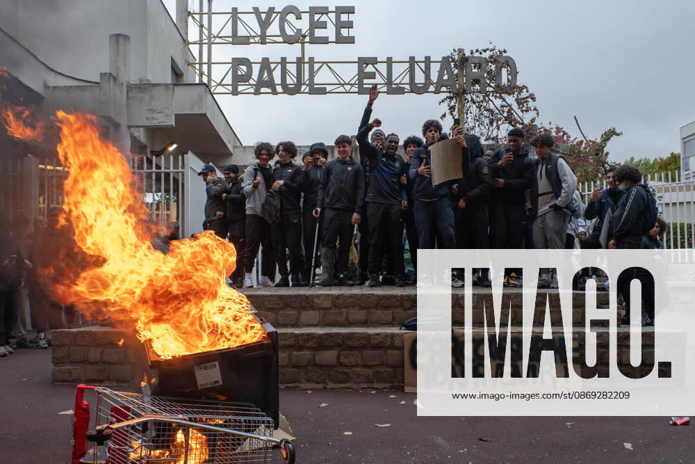 Paul-o°luard High School in Saint-Denis is at the center of the news as part of the fifth round of national student protests...The renowned Swedish environmental activist Greta Thunberg visited Paul-o°luard High School in Saint-Denis this morning to offer her direct support to the protesting students. She denounced police violence against the young demonstrators. - ZUMAs287 20261013_zip_s287_001