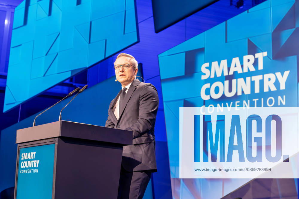 Berlin, 13.10.2026: Bundesdigitalminister Karsten Wildberger spricht am Rednerpult auf der Bühne der Smart Country Convention in der Halle hub27. Karsten Wildberger ist seit Mai 2025 Bundesminister für Digitales und Staatsmodernisierung und leitet das damals neu geschaffene Ministerium, das die Digitalisierung von Staat und Verwaltung bündeln soll; zuvor war der Manager Vorstandschef des Elektronikhändlers Ceconomy (MediaMarkt und Saturn). Die Smart Country Convention (SCCON) ist die Kongressmesse für die Digitalisierung des öffentlichen Sektors und wird vom Digitalverband Bitkom gemeinsam mit der Messe Berlin veranstaltet. Vom 13. bis 15. Oktober 2026 treffen sich in der Halle hub27 Vertreter aus Bund, Ländern und Kommunen mit Unter