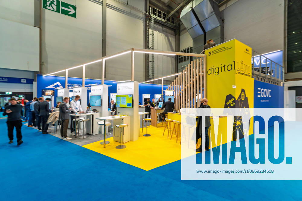 Berlin, 13.10.2026: Der gelb gestaltete Stand des Landes Baden-Württemberg unter der Digitalmarke digital.LÄND auf der Smart Country Convention, daneben der Stand der Initiative EGOVC und der Metropolregion Rhein-Neckar. Mit der Marke digital.LÄND bündelt das Land seine Projekte zur Digitalisierung von Verwaltung, Wirtschaft und Gesellschaft. Die Smart Country Convention (SCCON) ist die Kongressmesse für die Digitalisierung des öffentlichen Sektors und wird vom Digitalverband Bitkom gemeinsam mit der Messe Berlin veranstaltet. Vom 13. bis 15. Oktober 2026 treffen sich auf dem Berliner Messegelände Vertreter aus Bund, Ländern und Kommunen mit Unternehmen der Digitalwirtschaft, um über digitale Verwaltung, Smart City und digita