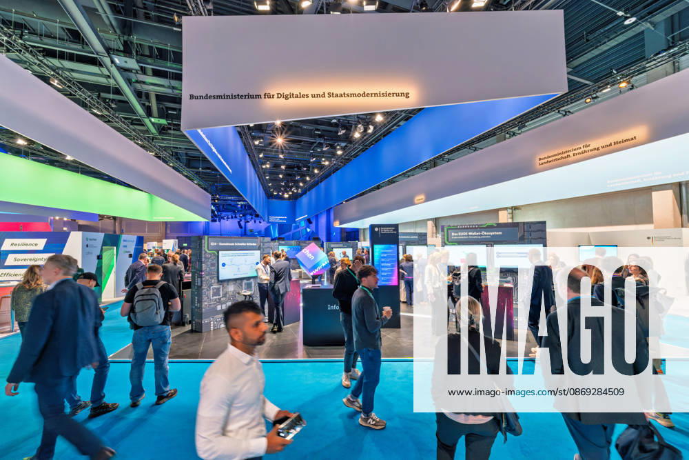 Berlin, 13.10.2026: Besucher am großen Stand des Bundesministeriums für Digitales und Staatsmodernisierung auf der Smart Country Convention, wo unter anderem das Ökosystem rund um die europäische digitale Brieftasche (EUDI-Wallet) und der schnellere digitale Gründungsprozess für Unternehmen vorgestellt werden; rechts der Stand des Bundesministeriums für Landwirtschaft, Ernährung und Heimat. Das 2025 gegründete Ministerium unter Karsten Wildberger soll die Digitalisierung des Staates bündeln. Die Smart Country Convention (SCCON) ist die Kongressmesse für die Digitalisierung des öffentlichen Sektors und wird vom Digitalverband Bitkom gemeinsam mit der Messe Berlin veranstaltet. Vom 13. bis 15. Oktober 2026 treffen sich auf dem Ber