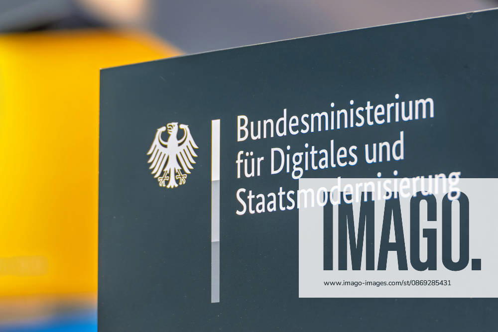 Berlin, 13.10.2026: Das Logo mit Bundesadler und dem Schriftzug Bundesministerium für Digitales und Staatsmodernisierung am Messestand des Ministeriums auf der Smart Country Convention. Das 2025 gegründete Ministerium unter Karsten Wildberger soll die Digitalisierung des Staates bündeln. Die Smart Country Convention (SCCON) ist die Kongressmesse für die Digitalisierung des öffentlichen Sektors und wird vom Digitalverband Bitkom gemeinsam mit der Messe Berlin veranstaltet. Vom 13. bis 15. Oktober 2026 treffen sich auf dem Berliner Messegelände Vertreter aus Bund, Ländern und Kommunen mit Unternehmen der Digitalwirtschaft, um über digitale Verwaltung, Smart City und digitale Souveränität zu diskutieren. Logo des Bundesdigitalm