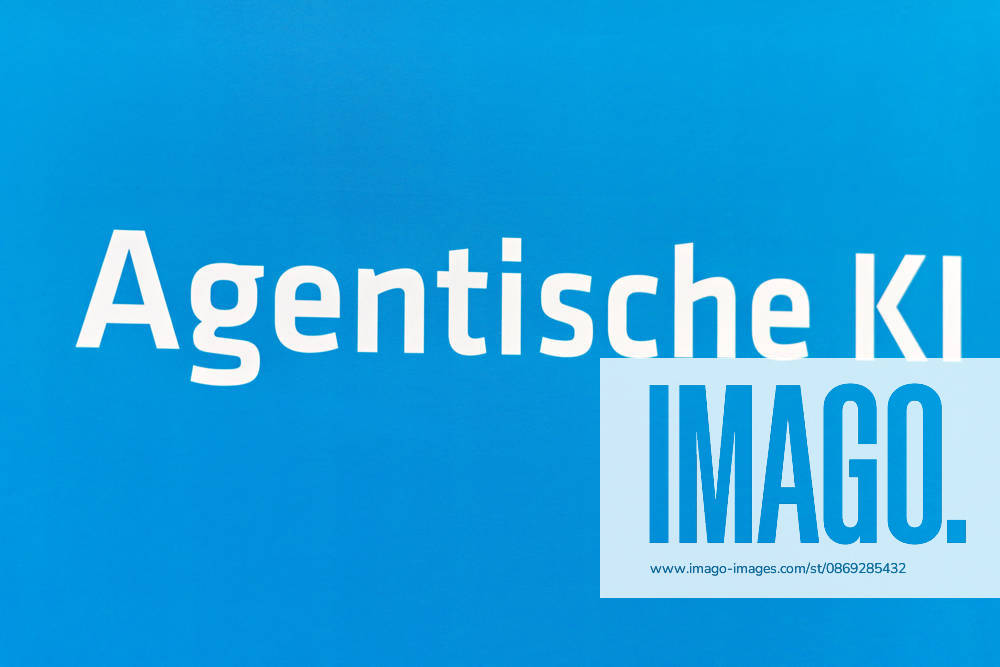 Berlin, 13.10.2026: Der Schriftzug Agentische KI an einem Messestand auf der Smart Country Convention. Als agentische KI werden Systeme Künstlicher Intelligenz bezeichnet, die mehrstufige Aufgaben weitgehend selbstständig planen und ausführen; in der öffentlichen Verwaltung sollen solche KI-Agenten künftig etwa Anträge vorprüfen oder Routinevorgänge bearbeiten. Die Smart Country Convention (SCCON) ist die Kongressmesse für die Digitalisierung des öffentlichen Sektors und wird vom Digitalverband Bitkom gemeinsam mit der Messe Berlin veranstaltet. Vom 13. bis 15. Oktober 2026 treffen sich auf dem Berliner Messegelände Vertreter aus Bund, Ländern und Kommunen mit Unternehmen der Digitalwirtschaft, um über digitale Verwaltung