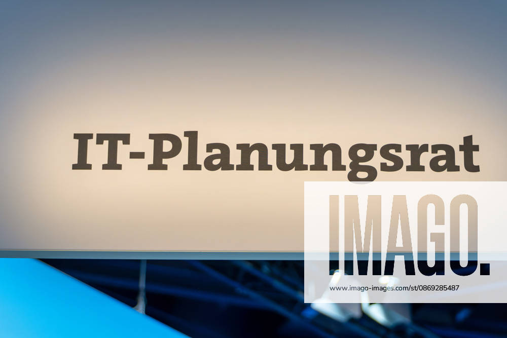 Berlin, 13.10.2026: Der beleuchtete Schriftzug IT-Planungsrat an einem Deckenaufbau über dem Messestand des Gremiums auf der Smart Country Convention. Der IT-Planungsrat ist das zentrale politische Gremium von Bund und Ländern für die Zusammenarbeit in der Informationstechnik. Die Smart Country Convention (SCCON) ist die Kongressmesse für die Digitalisierung des öffentlichen Sektors und wird vom Digitalverband Bitkom gemeinsam mit der Messe Berlin veranstaltet. Vom 13. bis 15. Oktober 2026 treffen sich auf dem Berliner Messegelände Vertreter aus Bund, Ländern und Kommunen mit Unternehmen der Digitalwirtschaft, um über digitale Verwaltung, Smart City und digitale Souveränität zu diskutieren. Schriftzug IT-Planungsrat auf der