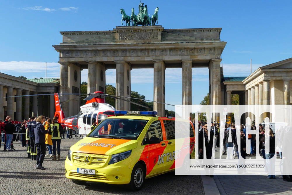 Rescue helicopters at the Brandenburg Gate push for emergency care reform: Protest from the air. Eight rescue organizations are demonstrating with helicopters and ambulances at the Brandenburg Gate to call for changes to the emergency care reform. 7aIMG 0576884 Rescue helicopters at the Brandenburg Gate Apply Pressure for Changes to Emergency Reform Berlin, Berlin, Germany