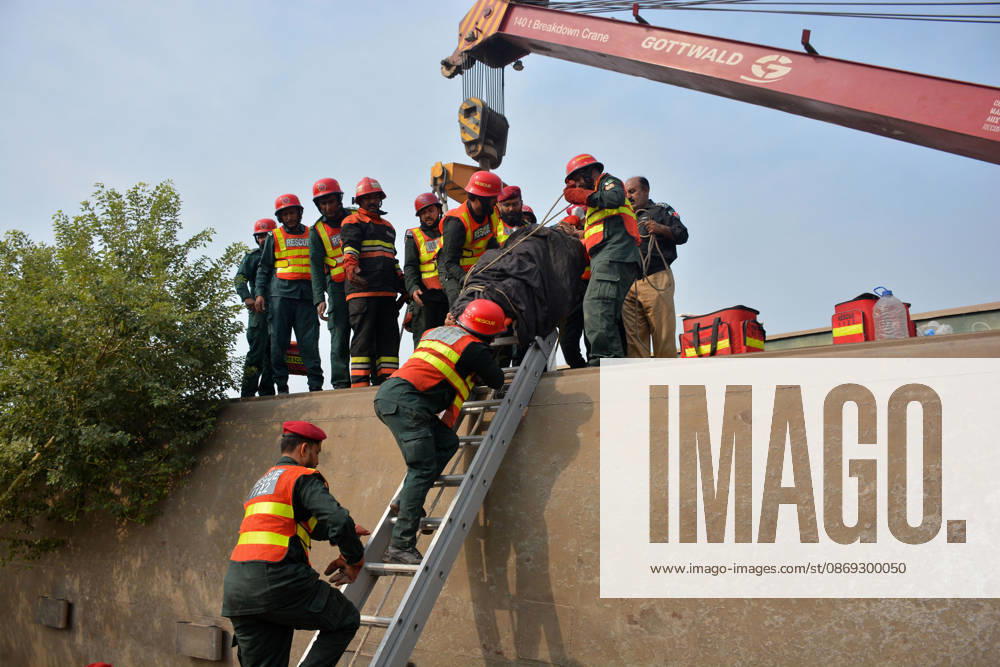 7 killed, 40 injured as passenger train derails in Pakistan MULTAN, PAKISTAN - OCTOBER 13: Rescue workers search for victims following the derailment of the Rehman Baba Express passenger train on the outskirts of Multan, Pakistan, on October 13, 2026. At least seven people were killed and 40 others injured when a passenger train derailed in Pakistan s eastern Punjab province early Tuesday, local media reported. Muhammad Reza Anadolu Multan Pakistan. Editorial use only. Please get in touch for any other usage.