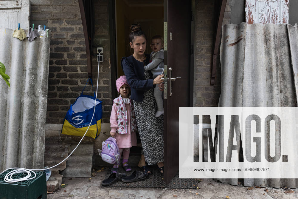 Police unit White Angels facilitates safe evacuation for family in war-torn Ukraine KRAMATORSK, UKRAINE - OCTOBER 13: The ‘White Angels’ police unit evacuates a family with children in the city of Kramatorsk, Ukraine, 13 October 2026 Diego Herrera Carcedo Anadolu Kramatorsk Ukraine. Editorial use only. Please get in touch for any other usage.