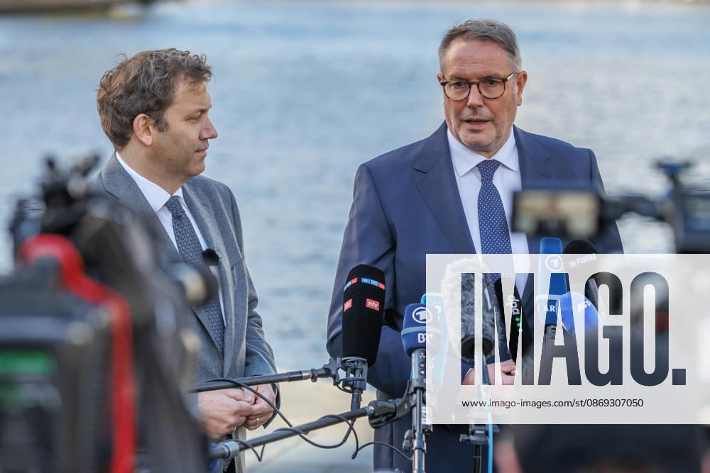 Alexander Schweitzer (SPD), Federal Minister of Labor and Social Affairs-designate, and Lars Klingbeil (SPD), Federal Minister of Finance, during a press statement; Alexander Schweitzer (SPD), Federal Minister of Labor and Social Affairs-designate, and Lars Klingbeil (SPD), Federal Minister of Finance, during a press statement in front of the Bundestag on Oc