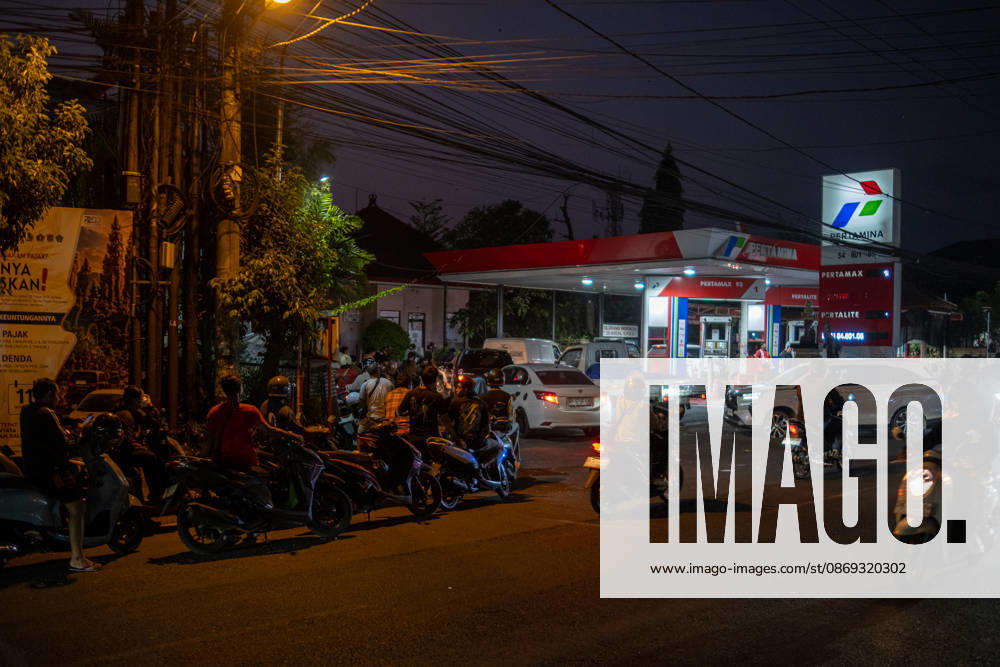 The Bali Island - Fuel Crisis - Transportation People wait in long lines for fuel at a PT. Pertamina gas station in Denpasar, Bali, Indonesia, on October 13, 2026. Gasoline shortages have caused lines to form throughout the day, potentially disrupting transportation and the economy on the island, a known tourist destination. Denpasar Indonesia