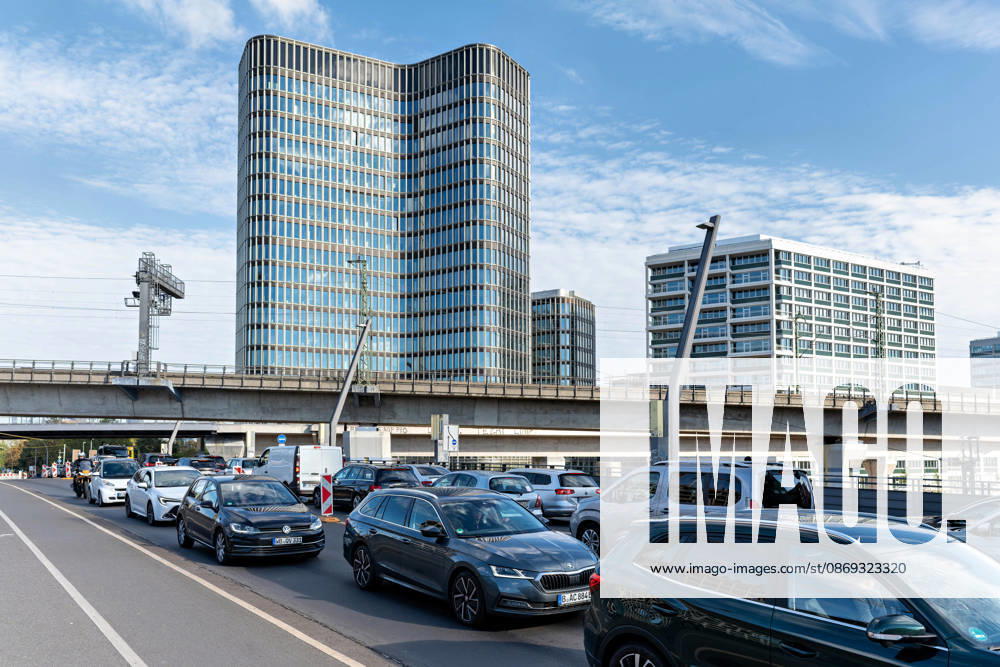 Berlin, 13.10.2026: Dichter Autoverkehr vor einer Bahnbrücke: Das Hochhaus des neuen DKB-Campus prägt den nördlichen Teil der Europacity in Berlin-Mitte, rechts weitere Neubauten des Stadtquartiers. Die Deutsche Kreditbank AG (DKB) hat ihren neuen Hauptsitz heute offiziell eröffnet. Der von Kleihues + Kleihues entworfene, rund 82 Meter hohe Komplex besteht aus drei Gebäudeteilen mit fünf, elf und 19 Geschossen und rund 35.000 Quadratmetern Mietfläche; entwickelt wurde er von der CA Immo unter dem Projektnamen Upbeat. Rund 2.600 Mitarbeitende des DKB-Konzerns, die bislang auf mehrere Berliner Standorte verteilt waren, arbeiten nun gemeinsam im Campus. Die DKB ist Exklusivmieterin und hat einen Mietvertrag über 15 Jahre abgeschl