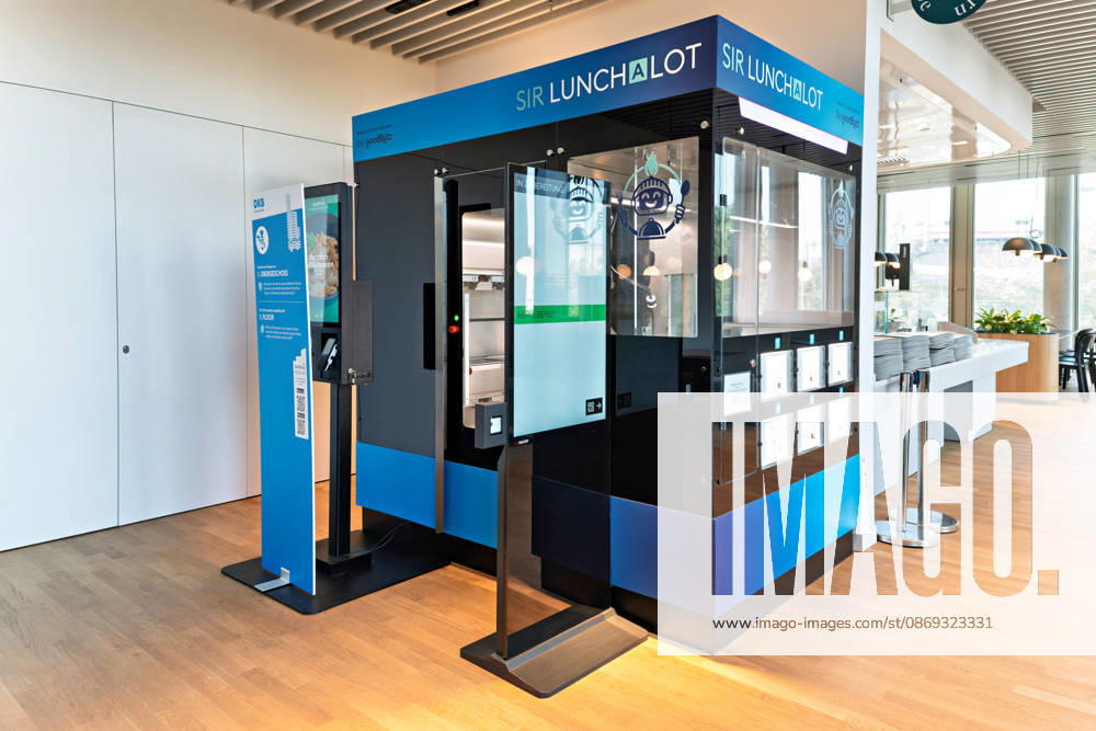 Berlin, 13.10.2026: Die Roboterküche Sir Lunchalot von goodBytz im neuen DKB-Campus in der Europacity in Berlin-Mitte; der Automat bereitet Gerichte vollautomatisch zu und stellt sie in Ausgabefächern bereit. Gastronomie-, Kultur- und Veranstaltungsangebote sollen den Campus bewusst für das Quartier und die Stadtgesellschaft öffnen. Die Deutsche Kreditbank AG (DKB) hat ihren neuen Hauptsitz heute offiziell eröffnet. Der von Kleihues + Kleihues entworfene, rund 82 Meter hohe Komplex besteht aus drei Gebäudeteilen mit fünf, elf und 19 Geschossen und rund 35.000 Quadratmetern Mietfläche; entwickelt wurde er von der CA Immo unter dem Projektnamen Upbeat. Rund 2.600 Mitarbeitende des DKB-Konzerns, die bislang auf mehrere Berl
