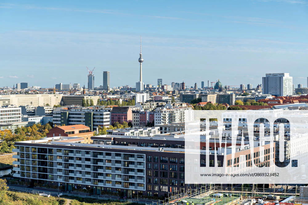 Berlin, 13.10.2026: Blick vom neuen DKB-Campus in der Europacity in Berlin-Mitte über Neubauten des Stadtquartiers auf die Berliner Innenstadt mit Fernsehturm, Berliner Dom und dem Bettenhochhaus der CharitÃ . Die Deutsche Kreditbank AG (DKB) hat ihren neuen Hauptsitz heute offiziell eröffnet. Der von Kleihues + Kleihues entworfene, rund 82 Meter hohe Komplex besteht aus drei Gebäudeteilen mit fünf, elf und 19 Geschossen und rund 35.000 Quadratmetern Mietfläche; entwickelt wurde er von der CA Immo unter dem Projektnamen Upbeat. Rund 2.600 Mitarbeitende des DKB-Konzerns, die bislang auf mehrere Berliner Standorte verteilt waren, arbeiten nun gemeinsam im Campus. Die DKB ist Exklusivmieterin und hat einen Mietvertrag über 15 Jahre