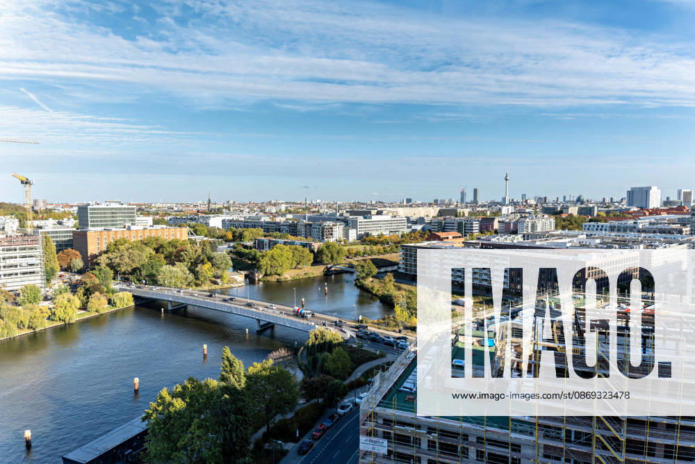 Berlin, 13.10.2026: Blick vom neuen DKB-Campus in der Europacity in Berlin-Mitte auf den Berlin-Spandauer Schifffahrtskanal, rechts Neubauten im Bau, am Horizont der Fernsehturm. Die Deutsche Kreditbank AG (DKB) hat ihren neuen Hauptsitz heute offiziell eröffnet. Der von Kleihues + Kleihues entworfene, rund 82 Meter hohe Komplex besteht aus drei Gebäudeteilen mit fünf, elf und 19 Geschossen und rund 35.000 Quadratmetern Mietfläche; entwickelt wurde er von der CA Immo unter dem Projektnamen Upbeat. Rund 2.600 Mitarbeitende des DKB-Konzerns, die bislang auf mehrere Berliner Standorte verteilt waren, arbeiten nun gemeinsam im Campus. Die DKB ist Exklusivmieterin und hat einen Mietvertrag über 15 Jahre abgeschlossen. DKB eröffnet ne