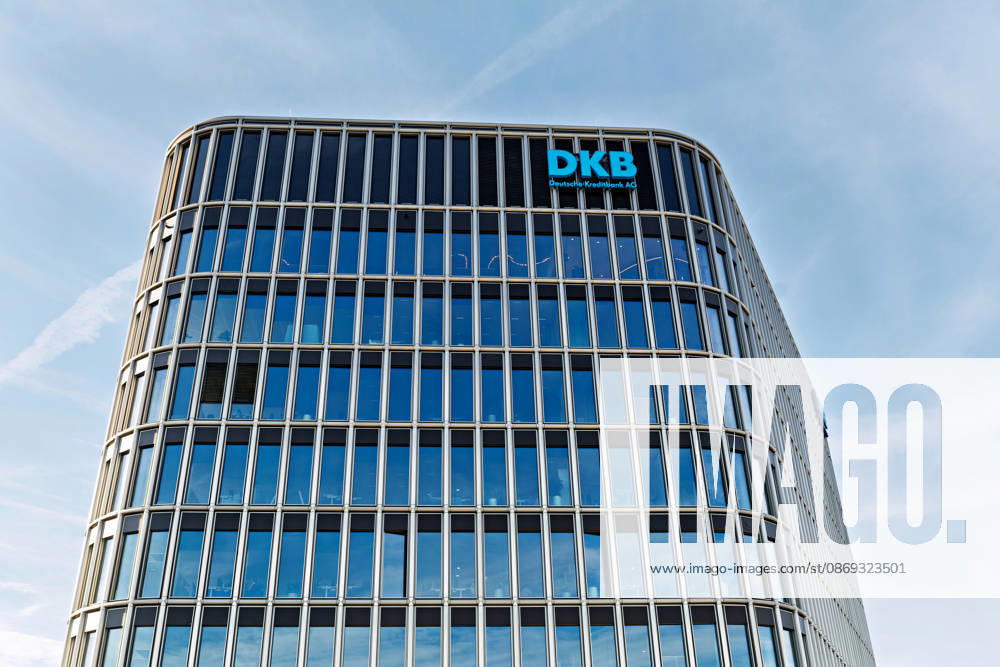 Berlin, 13.10.2026: Der Schriftzug DKB Deutsche Kreditbank AG an der Glasfassade des neuen DKB-Campus in der Europacity in Berlin-Mitte. Die Deutsche Kreditbank AG (DKB) hat ihren neuen Hauptsitz heute offiziell eröffnet. Der von Kleihues + Kleihues entworfene, rund 82 Meter hohe Komplex besteht aus drei Gebäudeteilen mit fünf, elf und 19 Geschossen und rund 35.000 Quadratmetern Mietfläche; entwickelt wurde er von der CA Immo unter dem Projektnamen Upbeat. Rund 2.600 Mitarbeitende des DKB-Konzerns, die bislang auf mehrere Berliner Standorte verteilt waren, arbeiten nun gemeinsam im Campus. Die DKB ist Exklusivmieterin und hat einen Mietvertrag über 15 Jahre abgeschlossen. DKB eröffnet neuen Hauptsitz in der Berliner Europa