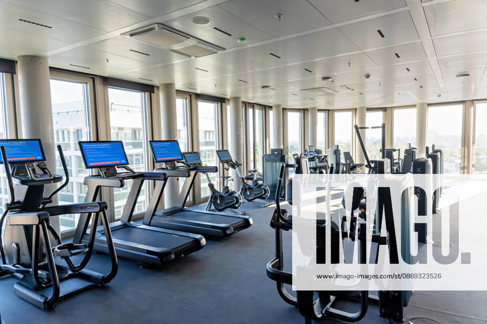 Berlin, 13.10.2026: Fitnessbereich mit Laufbändern, Crosstrainern und Ergometern im neuen DKB-Campus in der Europacity in Berlin-Mitte; die Fitnessfläche gehört zu den Gesundheitsangeboten für die Mitarbeitenden. Die Deutsche Kreditbank AG (DKB) hat ihren neuen Hauptsitz heute offiziell eröffnet. Der von Kleihues + Kleihues entworfene, rund 82 Meter hohe Komplex besteht aus drei Gebäudeteilen mit fünf, elf und 19 Geschossen und rund 35.000 Quadratmetern Mietfläche; entwickelt wurde er von der CA Immo unter dem Projektnamen Upbeat. Rund 2.600 Mitarbeitende des DKB-Konzerns, die bislang auf mehrere Berliner Standorte verteilt waren, arbeiten nun gemeinsam im Campus. Die DKB ist Exklusivmieterin und hat einen Mietvertrag über 15