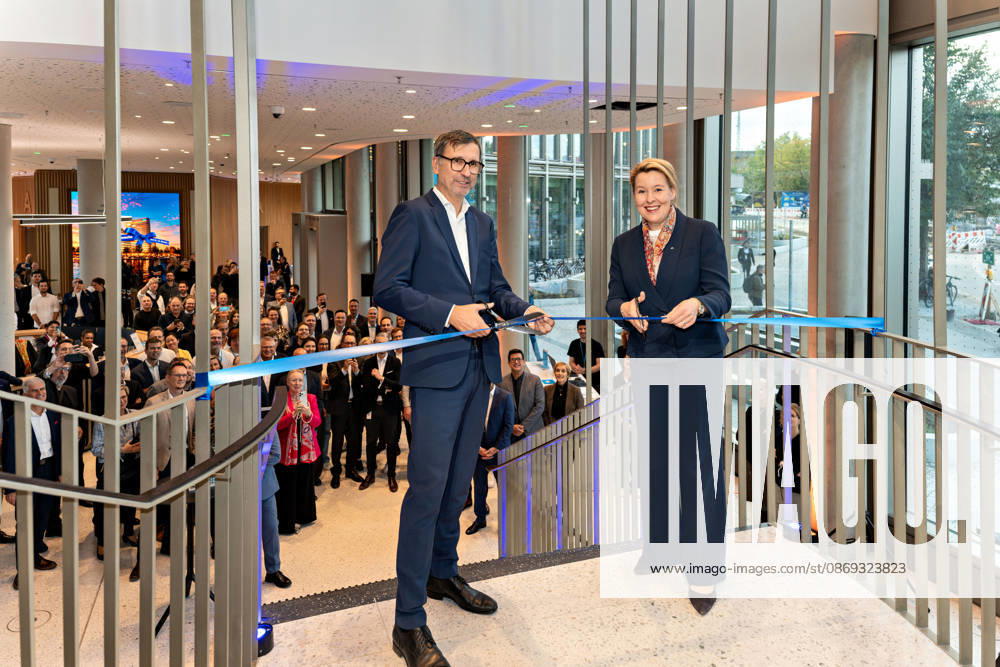 Berlin, 13.10.2026: DKB-CEO Dr. Sven Deglow (l.) und Berlins Bürgermeisterin und Senatorin für Wirtschaft, Energie und Betriebe, Franziska Giffey (SPD) (r.), durchschneiden auf der Treppe im Foyer des neuen DKB-Campus an der Heidestraße 26 28 in der Europacity in Berlin-Mitte symbolisch das blaue Band, im Hintergrund verfolgen zahlreiche Gäste die Eröffnung. Die Deutsche Kreditbank AG (DKB) hat ihren neuen Hauptsitz heute offiziell eröffnet. Der von Kleihues + Kleihues entworfene, rund 82 Meter hohe Komplex besteht aus drei Gebäudeteilen mit fünf, elf und 19 Geschossen und rund 35.000 Quadratmetern Mietfläche; entwickelt wurde er von der CA Immo unter dem Projektnamen Upbeat. Rund 2.600 Mitarbeitende des DKB-Konzerns, die b