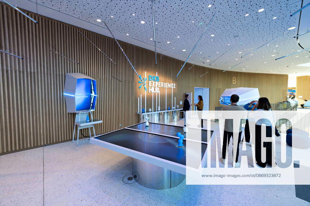 Berlin, 13.10.2026: Der DKB Experience Hub mit interaktiven Medientischen und Installationen im Foyer des neuen DKB-Campus in der Europacity in Berlin-Mitte. Die Deutsche Kreditbank AG (DKB) hat ihren neuen Hauptsitz heute offiziell eröffnet. Der von Kleihues + Kleihues entworfene, rund 82 Meter hohe Komplex besteht aus drei Gebäudeteilen mit fünf, elf und 19 Geschossen und rund 35.000 Quadratmetern Mietfläche; entwickelt wurde er von der CA Immo unter dem Projektnamen Upbeat. Rund 2.600 Mitarbeitende des DKB-Konzerns, die bislang auf mehrere Berliner Standorte verteilt waren, arbeiten nun gemeinsam im Campus. Die DKB ist Exklusivmieterin und hat einen Mietvertrag über 15 Jahre abgeschlossen. Gastronomie-, Kultur- und Veran