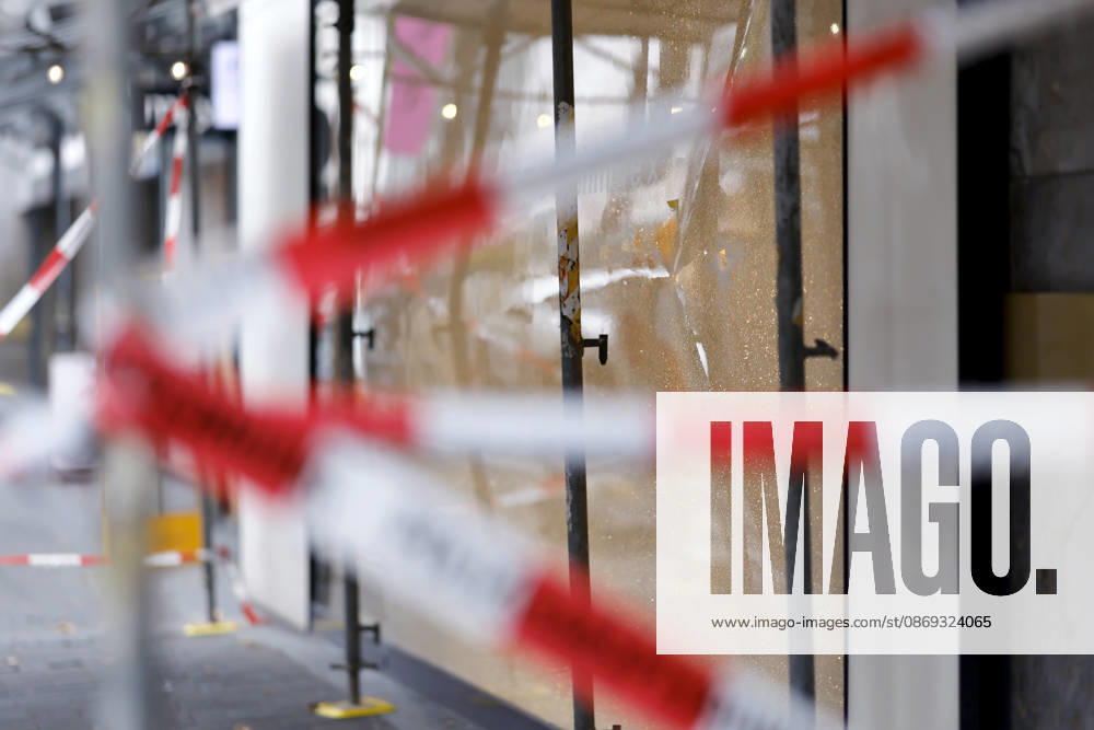 Overnight on Tuesday, shots were fired at stores on Mittelstraße in Cologne. Police conducted an on-site investigation and collected evidence. In recent months, there have been several incidents in which stores and restaurants were hit by bullets; and extortion could be a possible motive. Observers also recall th