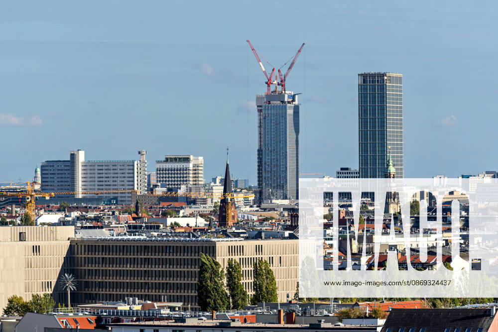 Berlin, 13.10.2026: Blick vom neuen DKB-Campus in der Europacity in Berlin-Mitte über die Dächer von Berlin-Mitte auf Hochhäuser, eines davon noch im Bau mit Baukränen. Die Deutsche Kreditbank AG (DKB) hat ihren neuen Hauptsitz heute offiziell eröffnet. Der von Kleihues + Kleihues entworfene, rund 82 Meter hohe Komplex besteht aus drei Gebäudeteilen mit fünf, elf und 19 Geschossen und rund 35.000 Quadratmetern Mietfläche; entwickelt wurde er von der CA Immo unter dem Projektnamen Upbeat. Rund 2.600 Mitarbeitende des DKB-Konzerns, die bislang auf mehrere Berliner Standorte verteilt waren, arbeiten nun gemeinsam im Campus. Die DKB ist Exklusivmieterin und hat einen Mietvertrag über 15 Jahre abgeschlossen. DKB eröffnet neuen Ha
