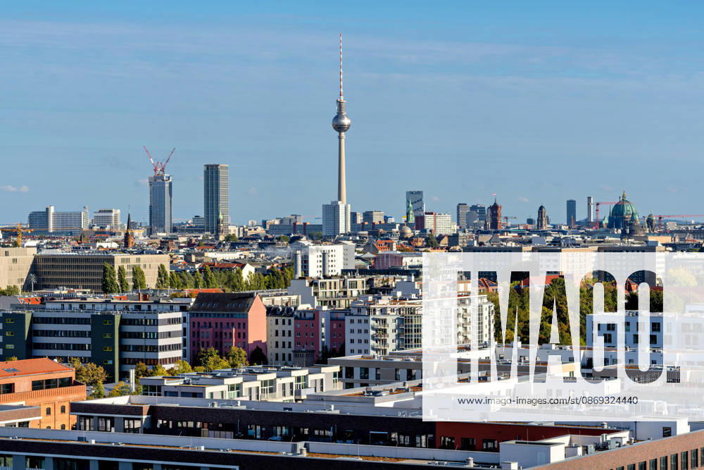 Berlin, 13.10.2026: Blick vom neuen DKB-Campus in der Europacity in Berlin-Mitte über Neubauten auf die Berliner Innenstadt mit Fernsehturm, Rotem Rathaus und Berliner Dom. Die Deutsche Kreditbank AG (DKB) hat ihren neuen Hauptsitz heute offiziell eröffnet. Der von Kleihues + Kleihues entworfene, rund 82 Meter hohe Komplex besteht aus drei Gebäudeteilen mit fünf, elf und 19 Geschossen und rund 35.000 Quadratmetern Mietfläche; entwickelt wurde er von der CA Immo unter dem Projektnamen Upbeat. Rund 2.600 Mitarbeitende des DKB-Konzerns, die bislang auf mehrere Berliner Standorte verteilt waren, arbeiten nun gemeinsam im Campus. Die DKB ist Exklusivmieterin und hat einen Mietvertrag über 15 Jahre abgeschlossen. DKB eröffnet neuen H
