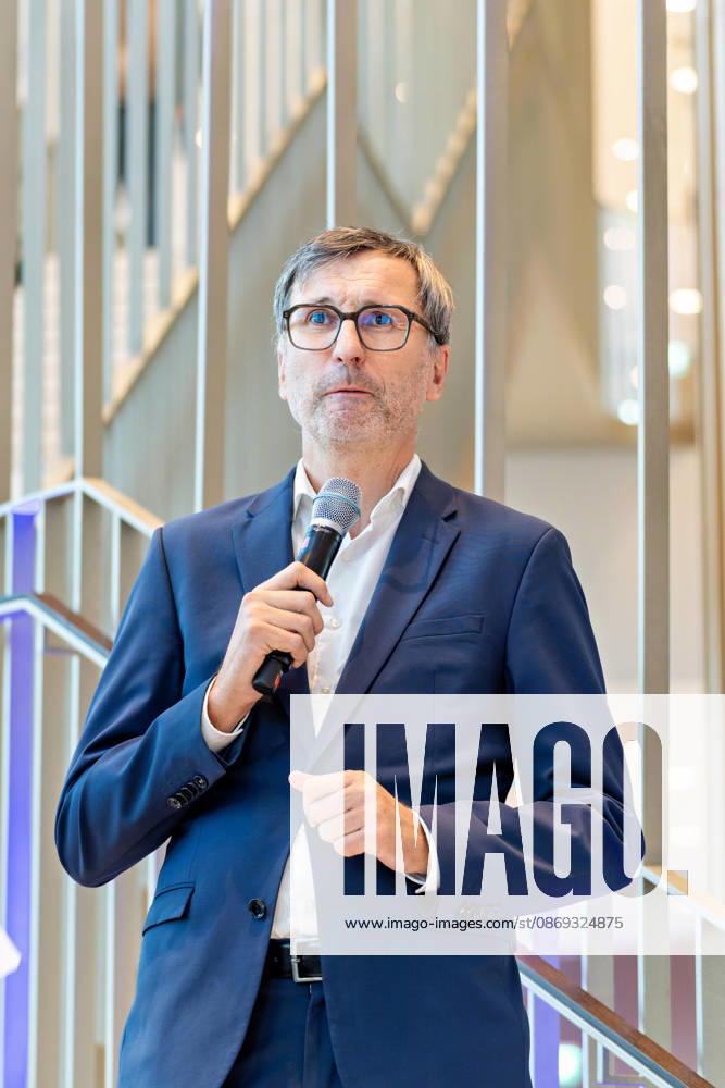 Berlin, 13.10.2026: DKB-CEO Dr. Sven Deglow spricht auf der Treppe im Foyer des neuen DKB-Campus in der Europacity in Berlin-Mitte zu den Gästen der Eröffnungsfeier. Die Deutsche Kreditbank AG (DKB) hat ihren neuen Hauptsitz heute offiziell eröffnet. Der von Kleihues + Kleihues entworfene, rund 82 Meter hohe Komplex besteht aus drei Gebäudeteilen mit fünf, elf und 19 Geschossen und rund 35.000 Quadratmetern Mietfläche; entwickelt wurde er von der CA Immo unter dem Projektnamen Upbeat. Rund 2.600 Mitarbeitende des DKB-Konzerns, die bislang auf mehrere Berliner Standorte verteilt waren, arbeiten nun gemeinsam im Campus. Die DKB ist Exklusivmieterin und hat einen Mietvertrag über 15 Jahre abgeschlossen. Die DKB unterstreicht mit d