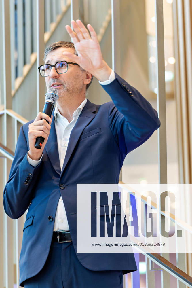 Berlin, 13.10.2026: DKB-CEO Dr. Sven Deglow gestikuliert bei seiner Rede auf der Treppe im Foyer des neuen DKB-Campus in der Europacity in Berlin-Mitte. Die Deutsche Kreditbank AG (DKB) hat ihren neuen Hauptsitz heute offiziell eröffnet. Der von Kleihues + Kleihues entworfene, rund 82 Meter hohe Komplex besteht aus drei Gebäudeteilen mit fünf, elf und 19 Geschossen und rund 35.000 Quadratmetern Mietfläche; entwickelt wurde er von der CA Immo unter dem Projektnamen Upbeat. Rund 2.600 Mitarbeitende des DKB-Konzerns, die bislang auf mehrere Berliner Standorte verteilt waren, arbeiten nun gemeinsam im Campus. Die DKB ist Exklusivmieterin und hat einen Mietvertrag über 15 Jahre abgeschlossen. Die DKB unterstreicht mit dem langfristig